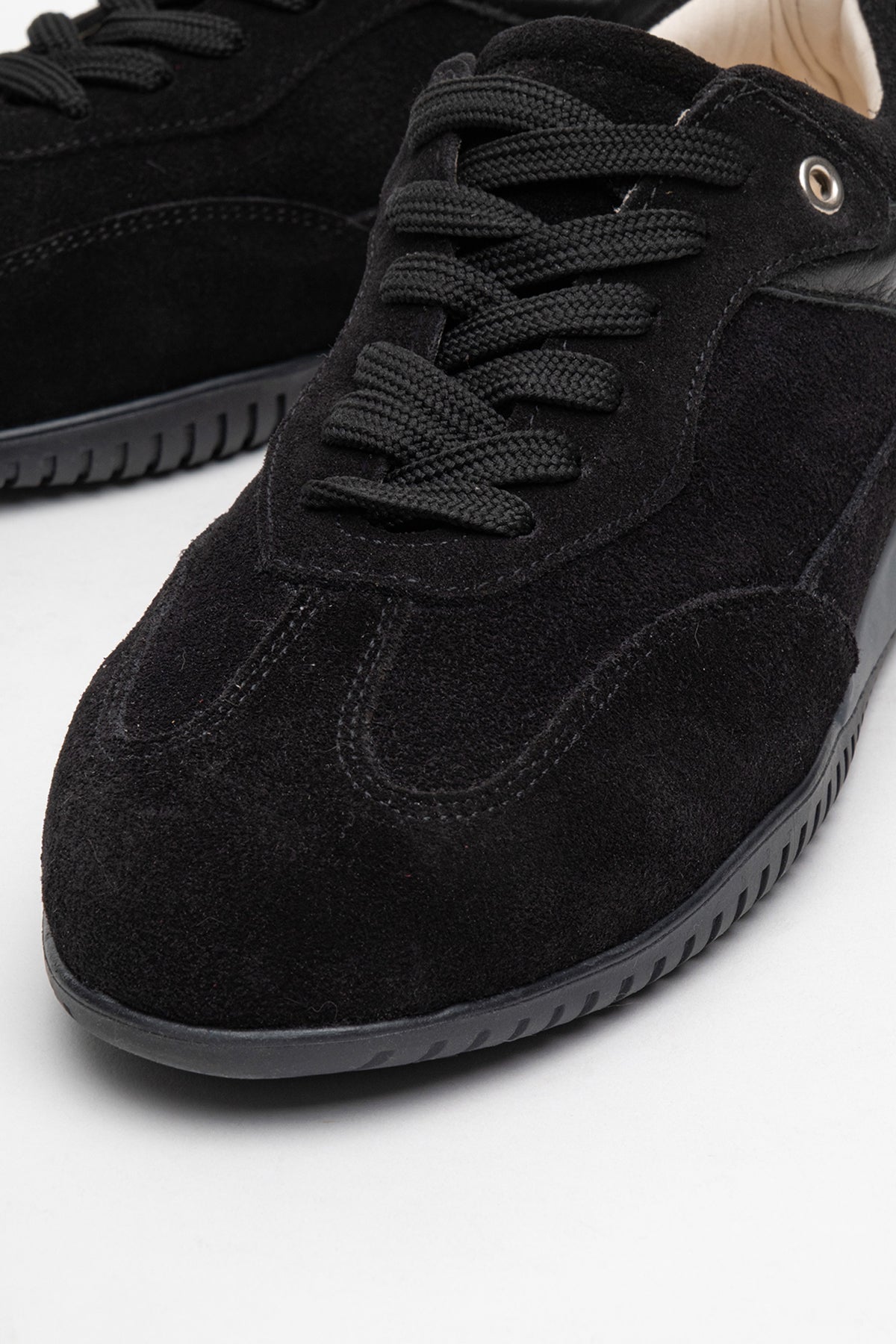 Kadın Hakiki Deri Siyah Süet Bağcıklı Kauçuk Tabanlı Sneaker Anika