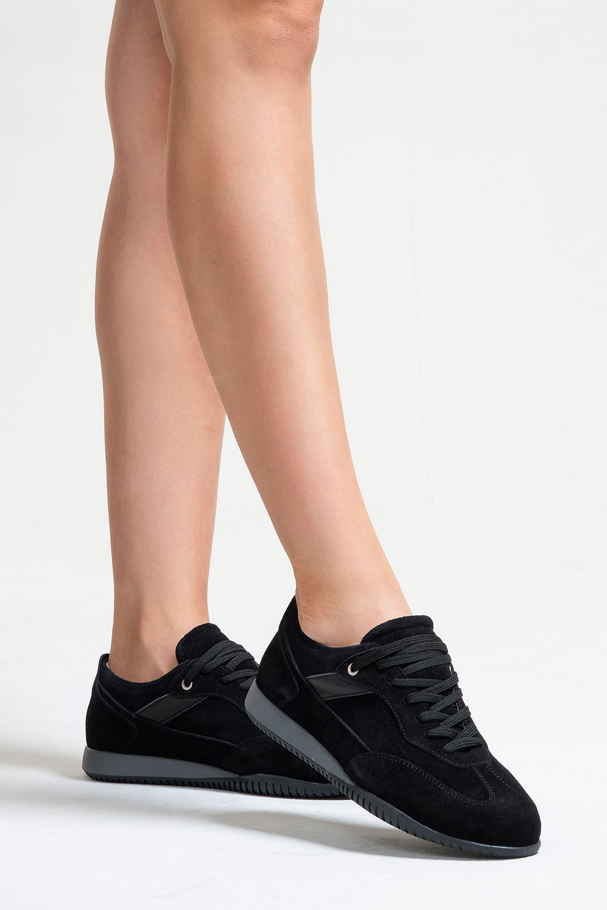 Kadın Hakiki Deri Siyah Süet Bağcıklı Kauçuk Tabanlı Sneaker Anika