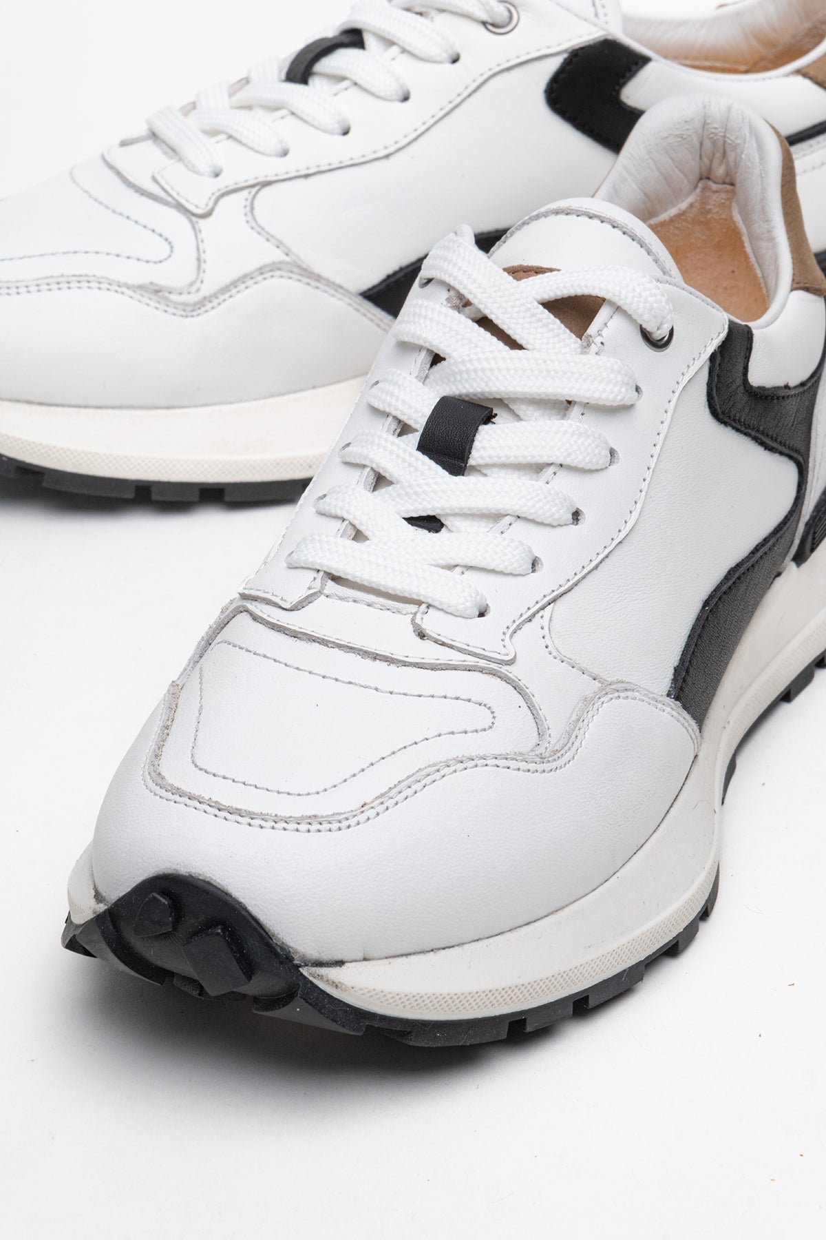 Kadın Hakiki Deri Beyaz Siyah Bağcıklı Kalın Tabanlı Sneaker Günlük Ayakkabı Mara