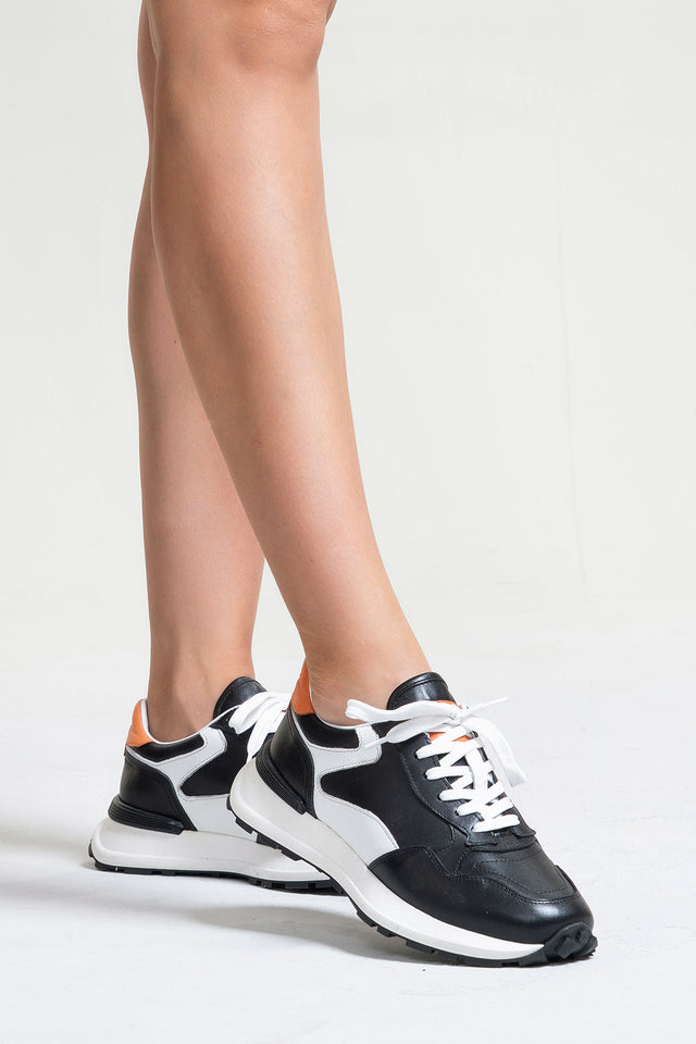 Kadın Hakiki Deri Siyah Beyaz Bağcıklı Kalın Tabanlı Sneaker Günlük Ayakkabı Mara
