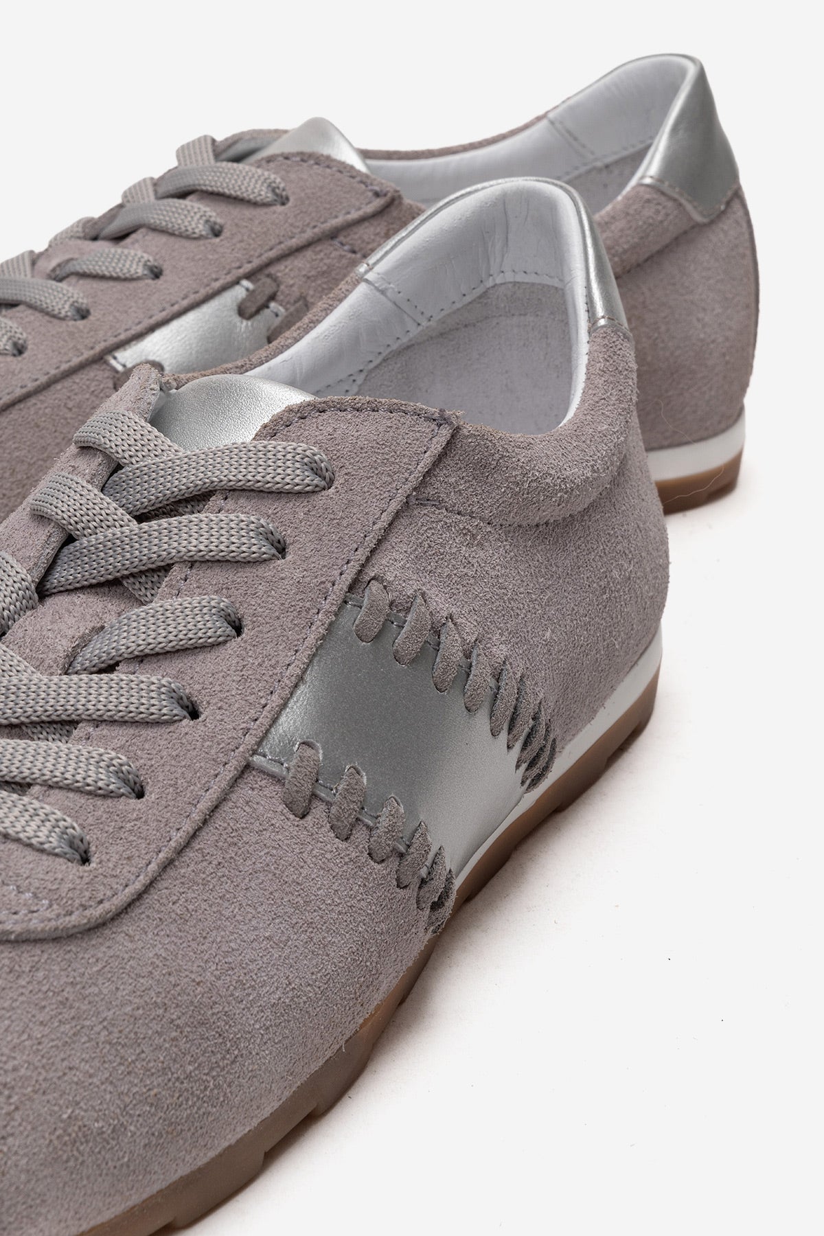 Kadın Hakiki Deri Gri Süet Altın Şeritli Bağcıklı Sneaker Günlük Ayakkabı Maxine