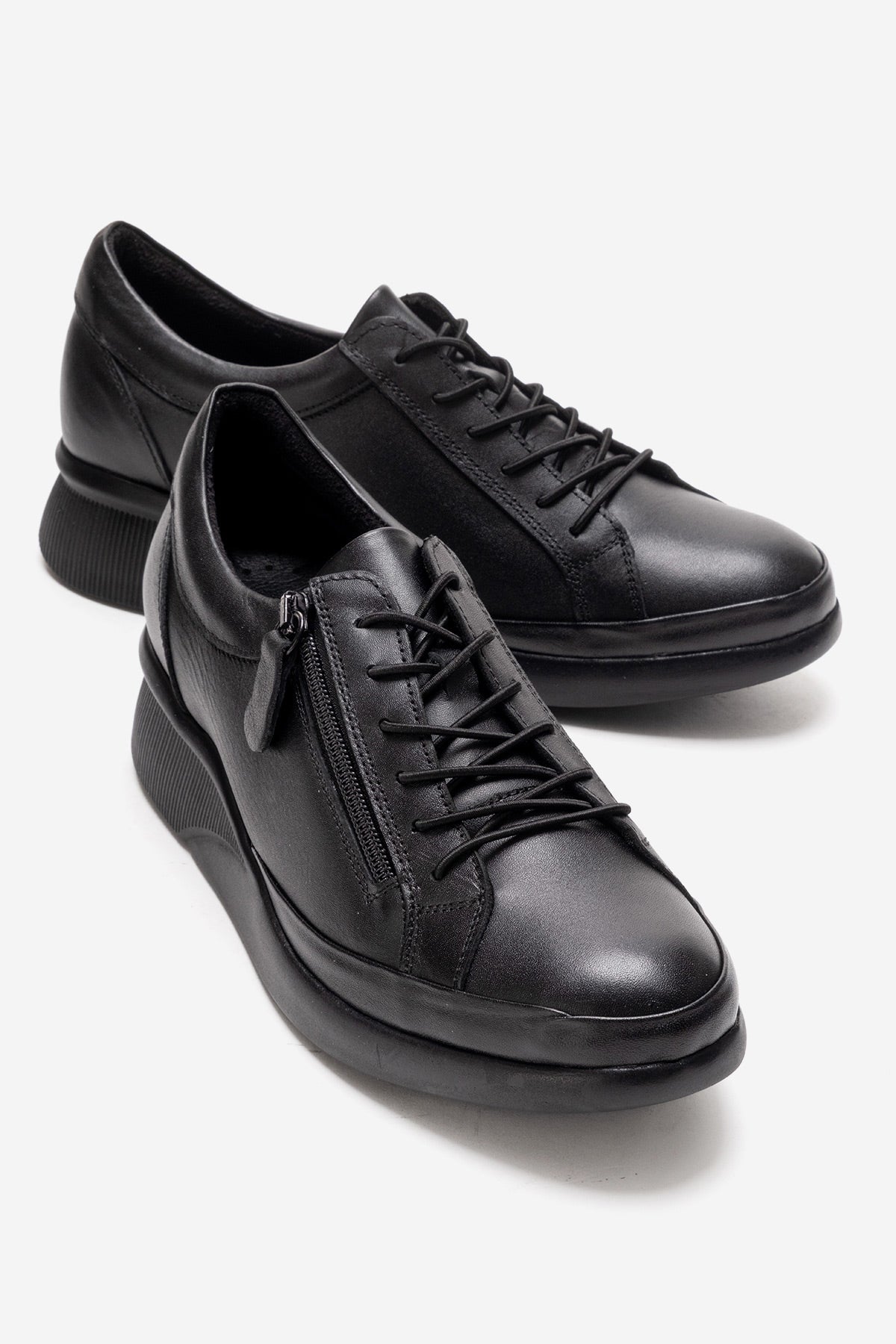 Kadın Hakiki Deri Siyah Bağcıklı Fermuarlı 4 cm Alçak Dolgu Topuklu Sneaker Karla