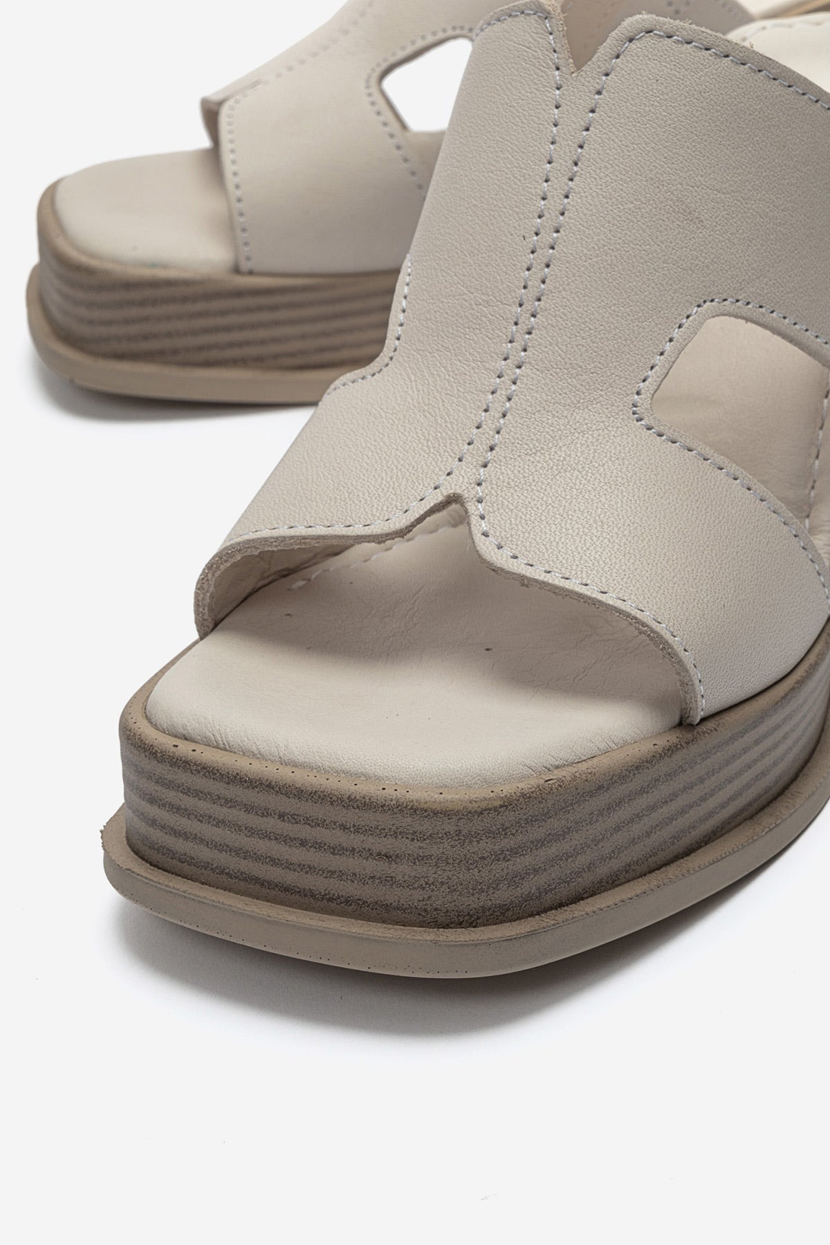 Kadın Hakiki Deri Ekru Köşeli Burun Tokalı 9 cm Platform Kalın Topuklu Sandalet Magda