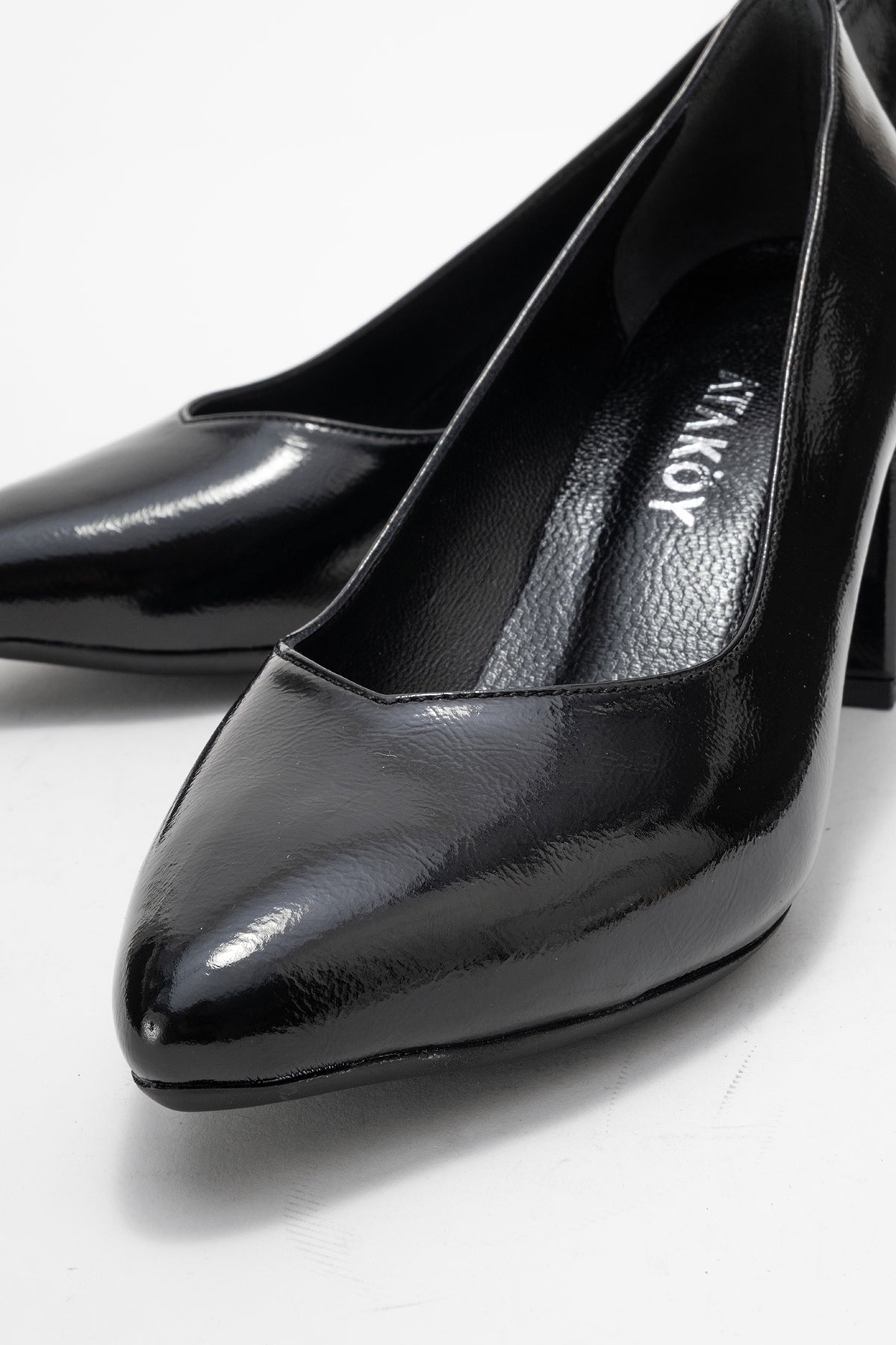 Kadın Hakiki Deri Siyah Dokulu Rugan Sivri Burun 7 cm Orta Kalın Topuklu Stiletto Margot