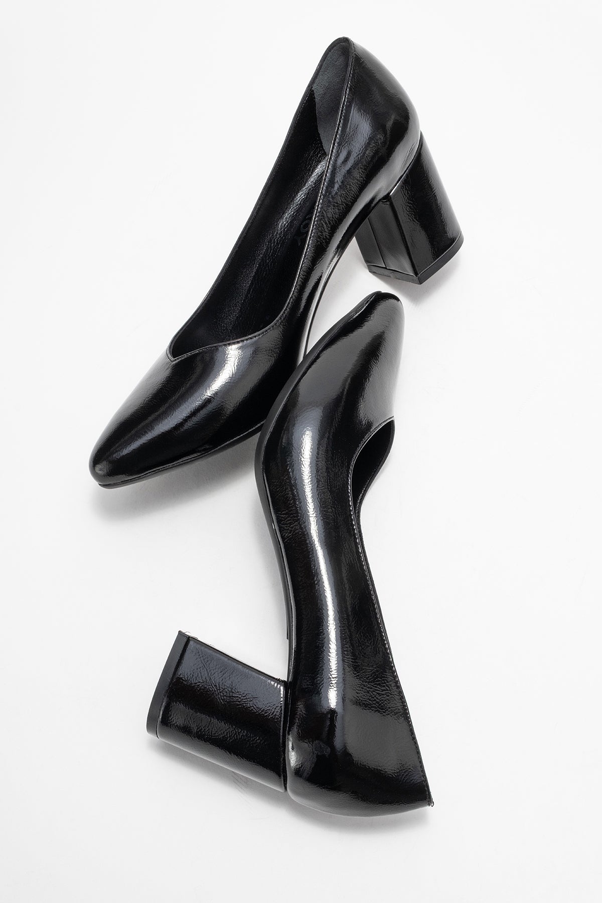 Kadın Hakiki Deri Siyah Dokulu Rugan Sivri Burun 7 cm Orta Kalın Topuklu Stiletto Margot