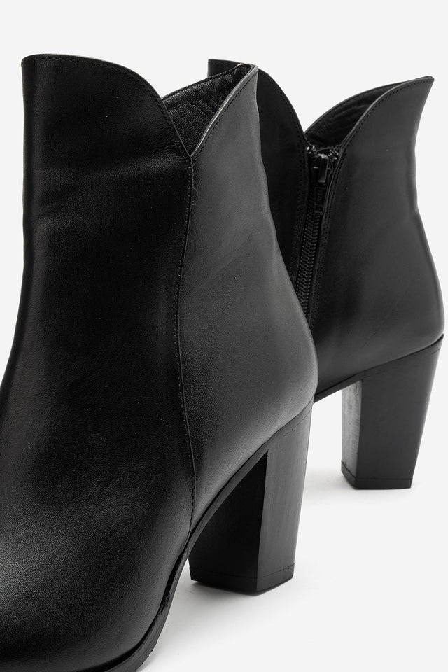 Kadın Hakiki Deri Siyah Sivri Burun 8 cm Yüksek Kalın Topuklu Bot Nevia