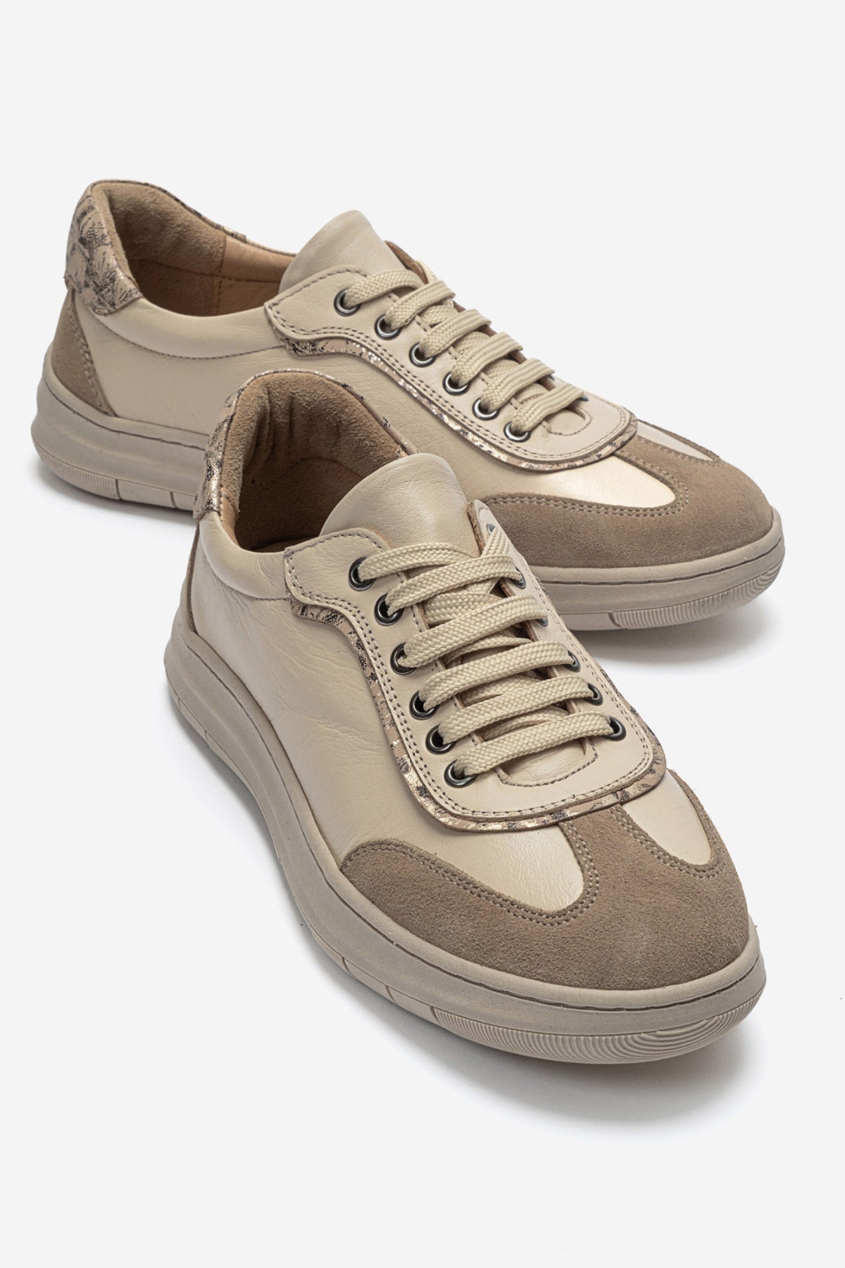 Kadın Hakiki Deri Bej Süet Bağcıklı Kalın Tabanlı Sneaker Uma