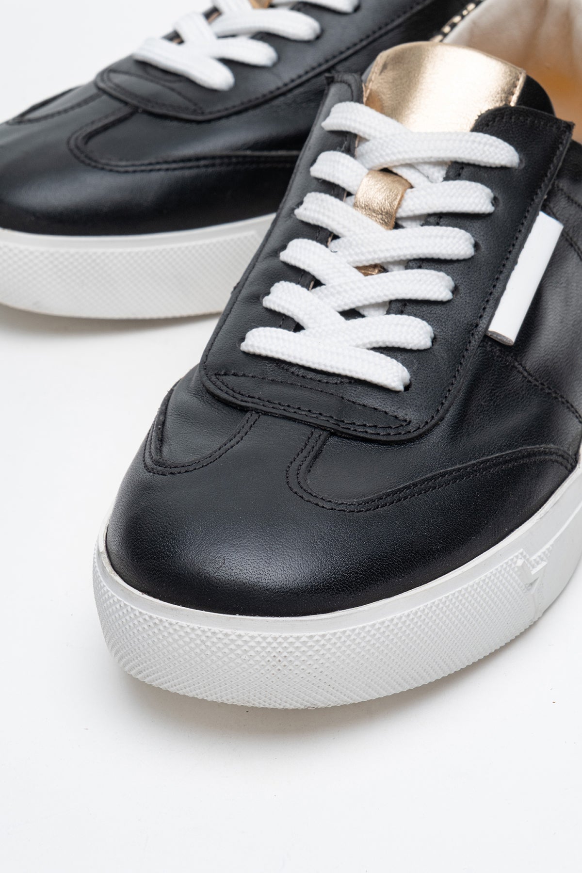 Kadın Hakiki Deri Siyah Altın Detaylı Bağcıklı Kalın Taban Sneaker Günlük Ayakkabı Bria