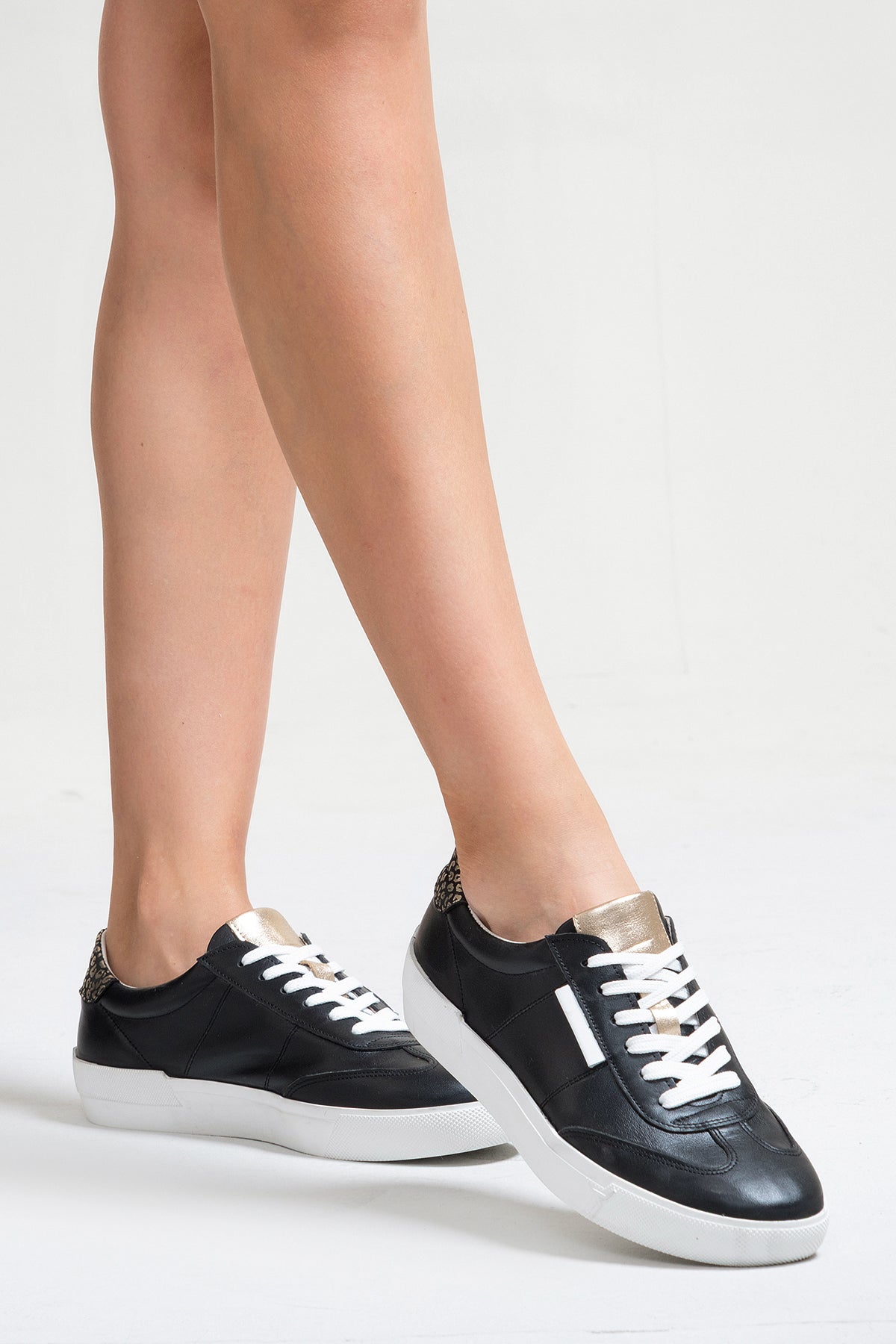 Kadın Hakiki Deri Siyah Altın Detaylı Bağcıklı Kalın Taban Sneaker Günlük Ayakkabı Bria