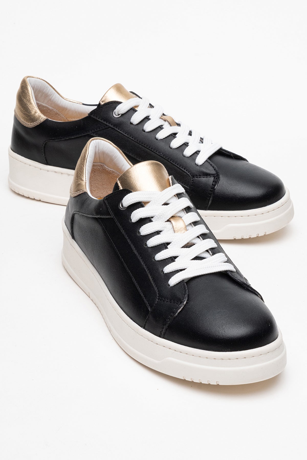 Kadın Hakiki Deri Siyah Altın Detaylı Kalın Taban Sneaker Dara