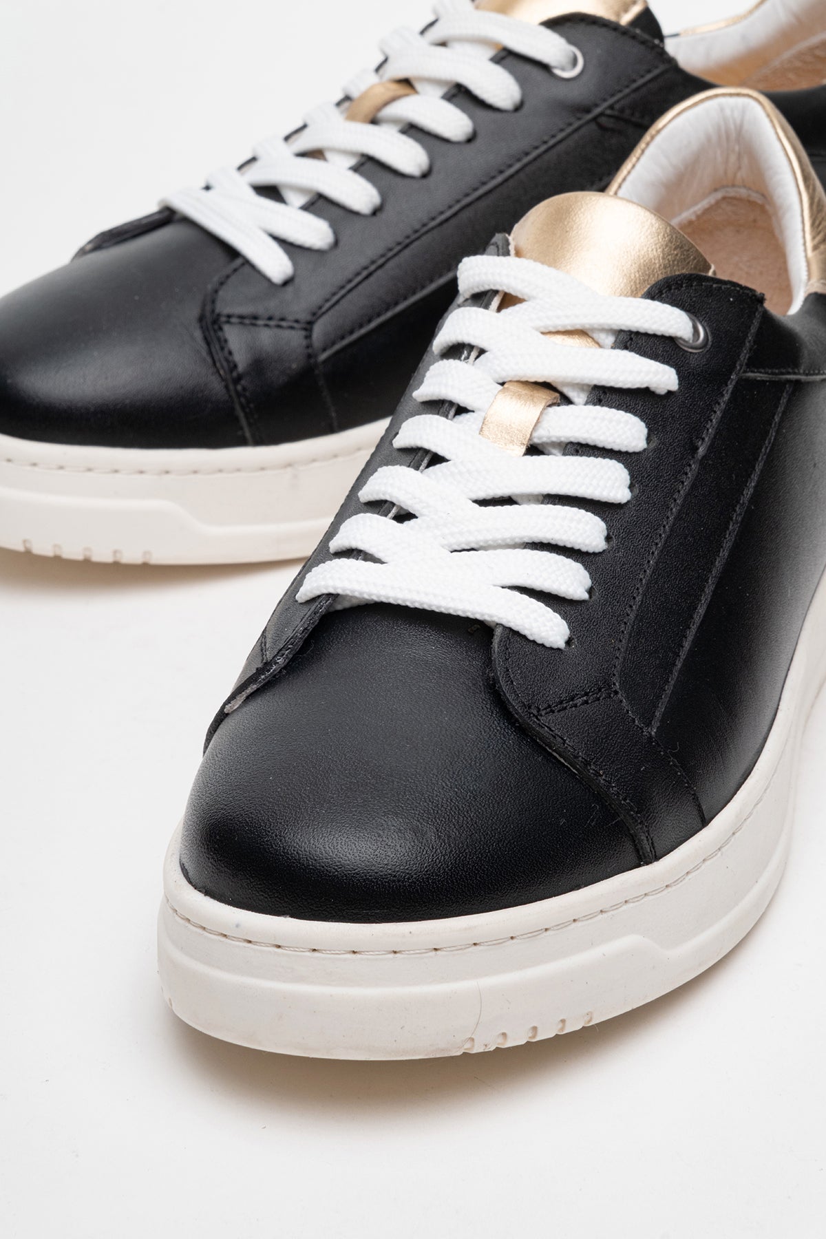 Kadın Hakiki Deri Siyah Altın Detaylı Kalın Taban Sneaker Dara