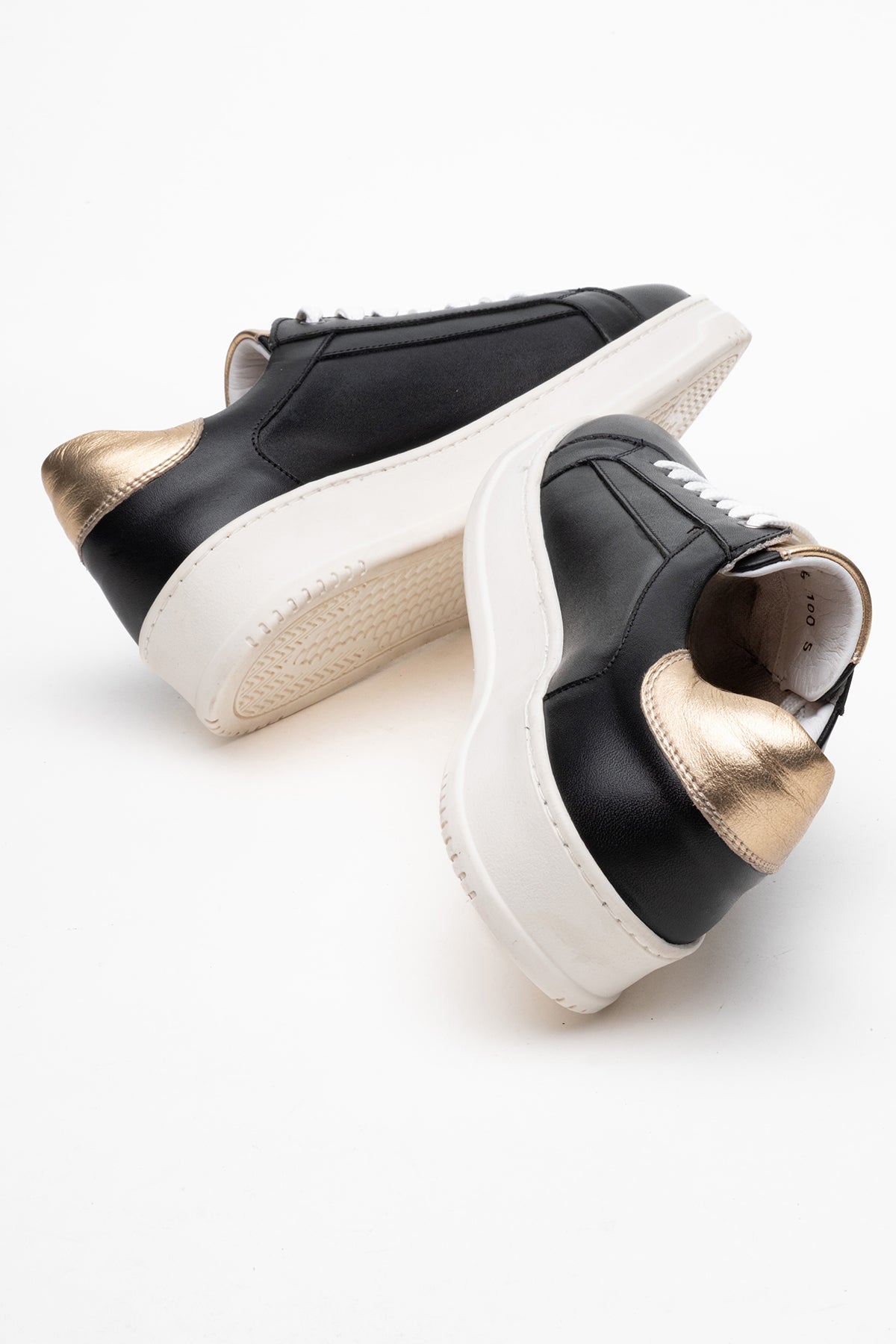 Kadın Hakiki Deri Siyah Altın Detaylı Kalın Taban Sneaker Dara