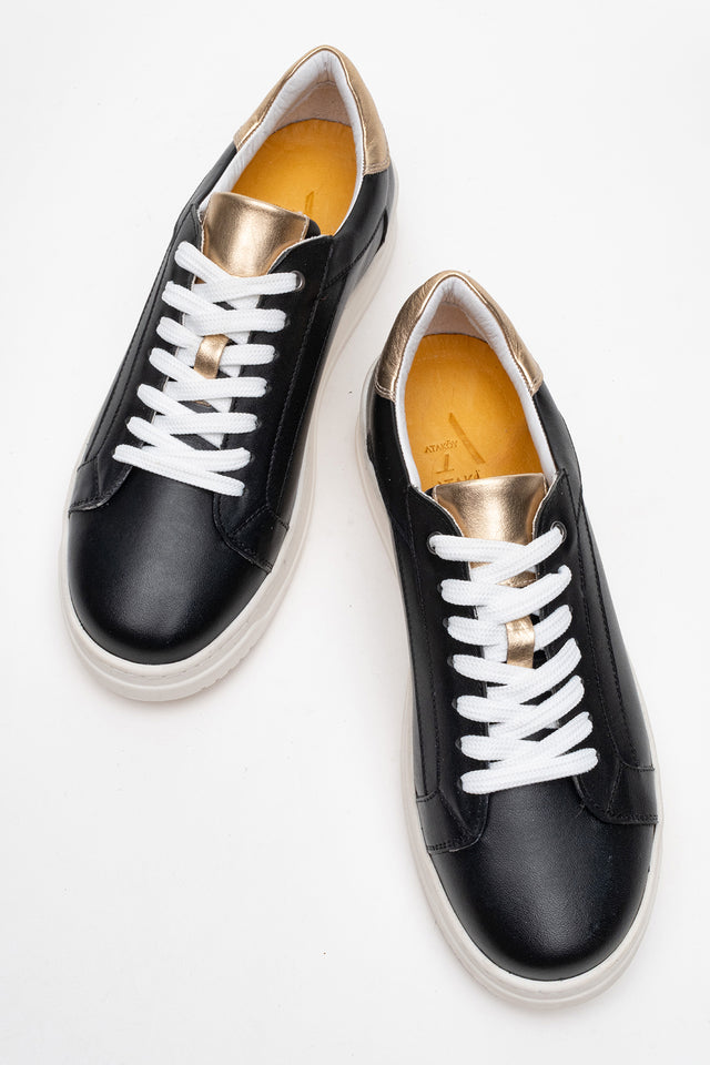 Kadın Hakiki Deri Siyah Altın Detaylı Kalın Taban Sneaker Dara