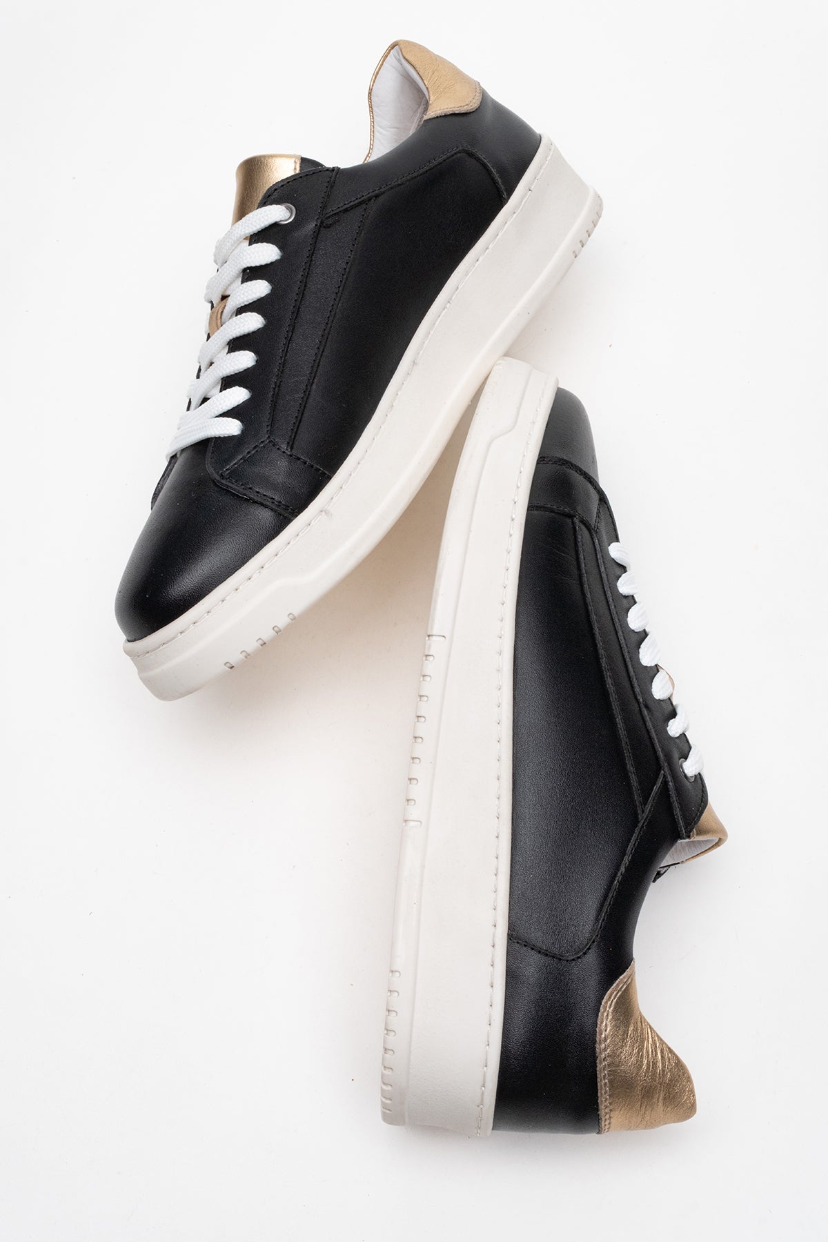 Kadın Hakiki Deri Siyah Altın Detaylı Kalın Taban Sneaker Dara