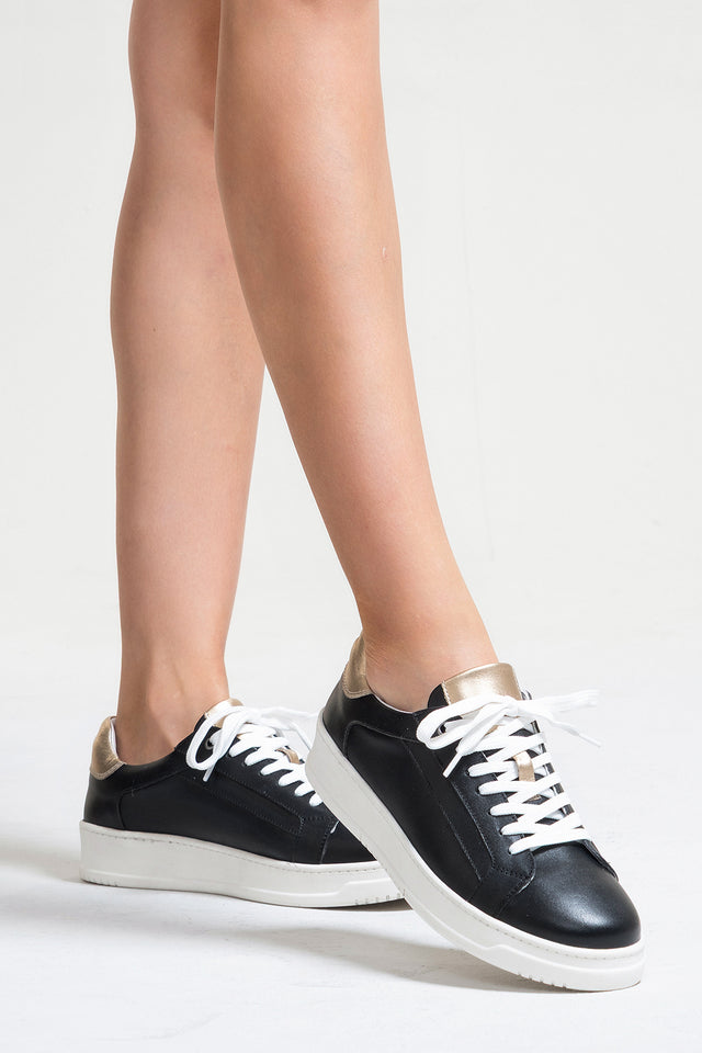 Kadın Hakiki Deri Siyah Altın Detaylı Kalın Taban Sneaker Dara