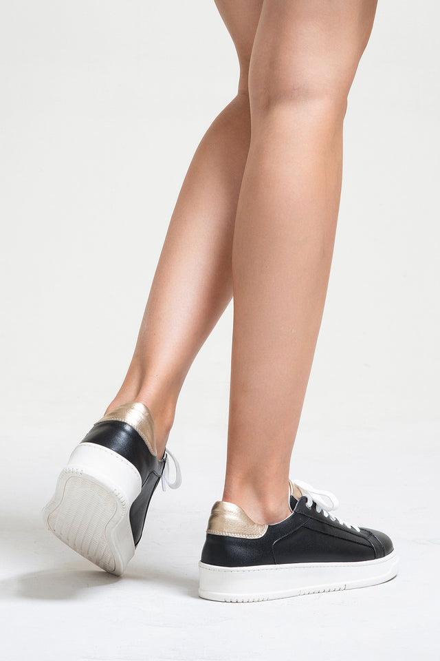 Kadın Hakiki Deri Siyah Altın Detaylı Kalın Taban Sneaker Dara