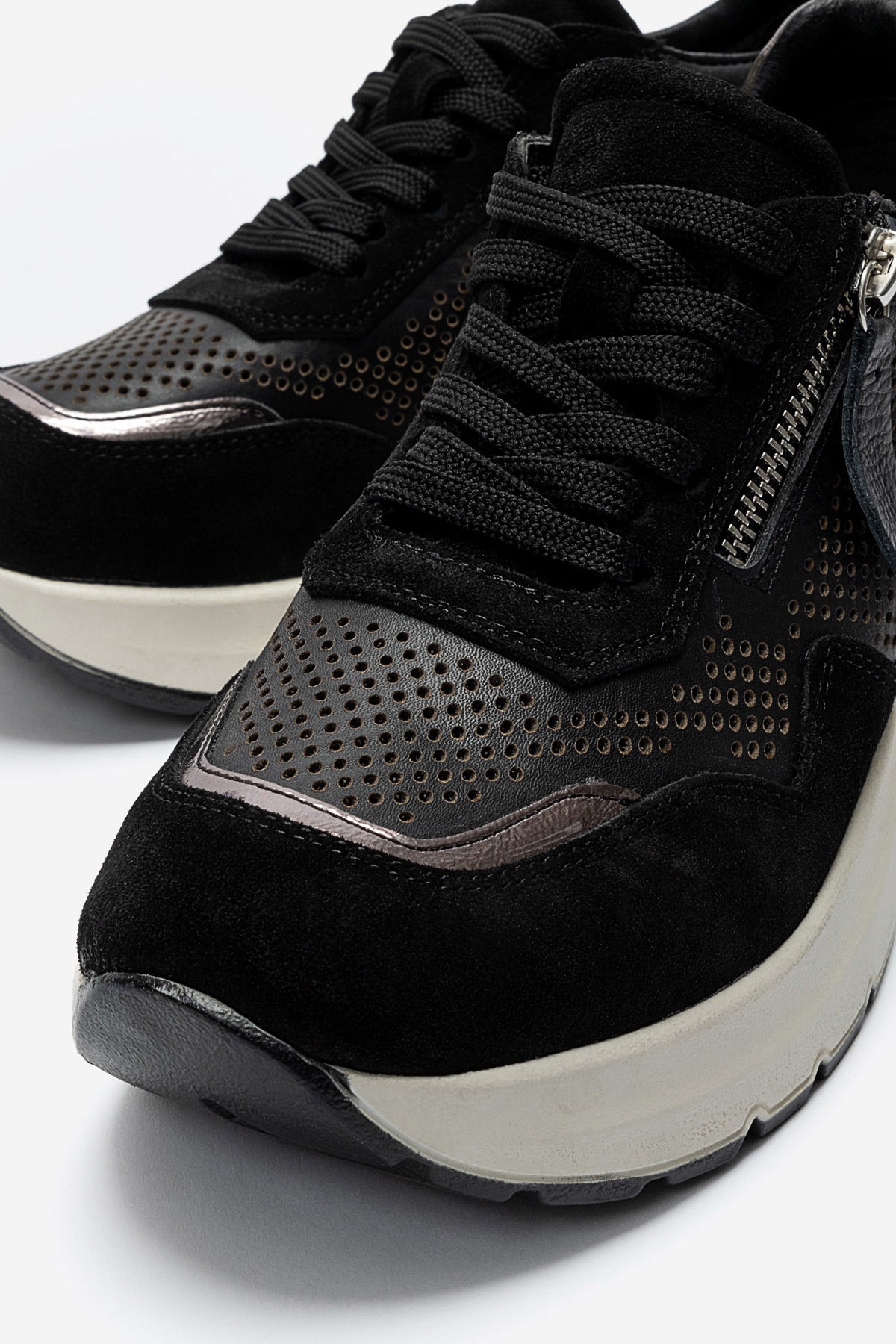 Kadın Hakiki Deri Siyah Süet Lazer Kesim Dolgu Topuklu Sneaker Tia