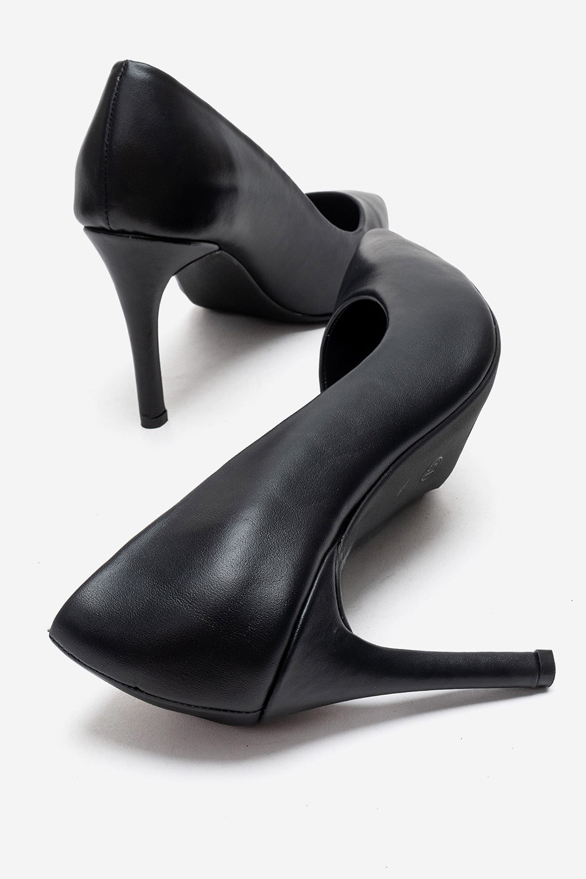 Kadın Hakiki Deri Siyah Sivri Burun 9 cm Yüksek İnce Topuklu Stiletto Raffaella