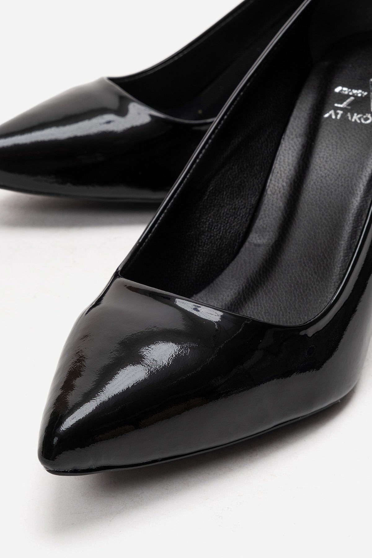 Kadın Hakiki Deri Siyah Rugan Sivri Burun 8 cm Yüksek İnce Topuklu Klasik Stiletto Romina