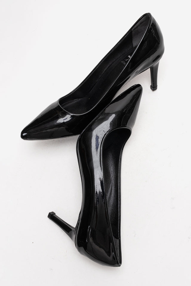 Kadın Hakiki Deri Siyah Rugan Sivri Burun 8 cm Yüksek İnce Topuklu Klasik Stiletto Romina