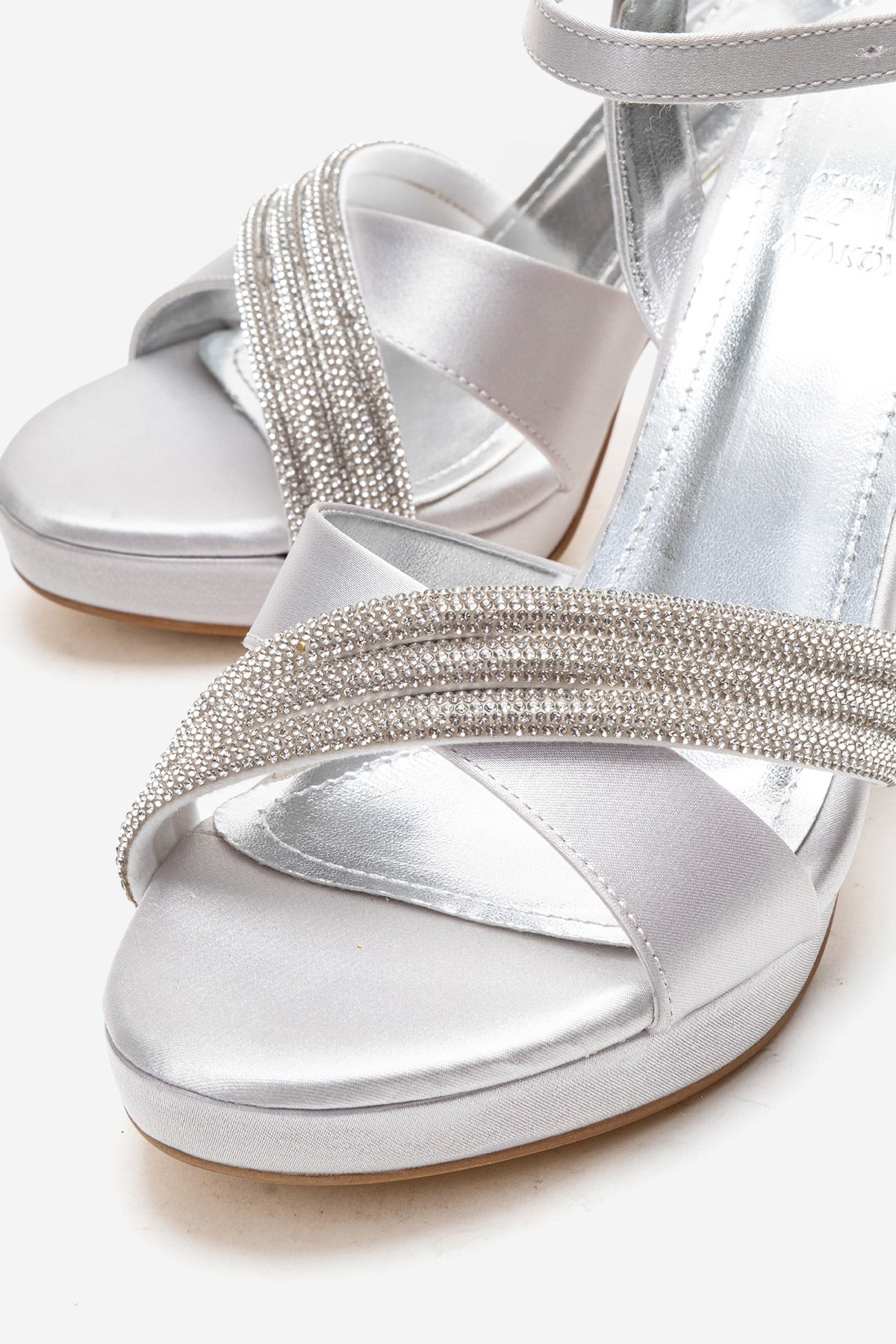 Kadın Gümüş Saten Taşlı Çapraz Bantlı 10 cm Platform Kalın Topuklu Sandalet Bellina