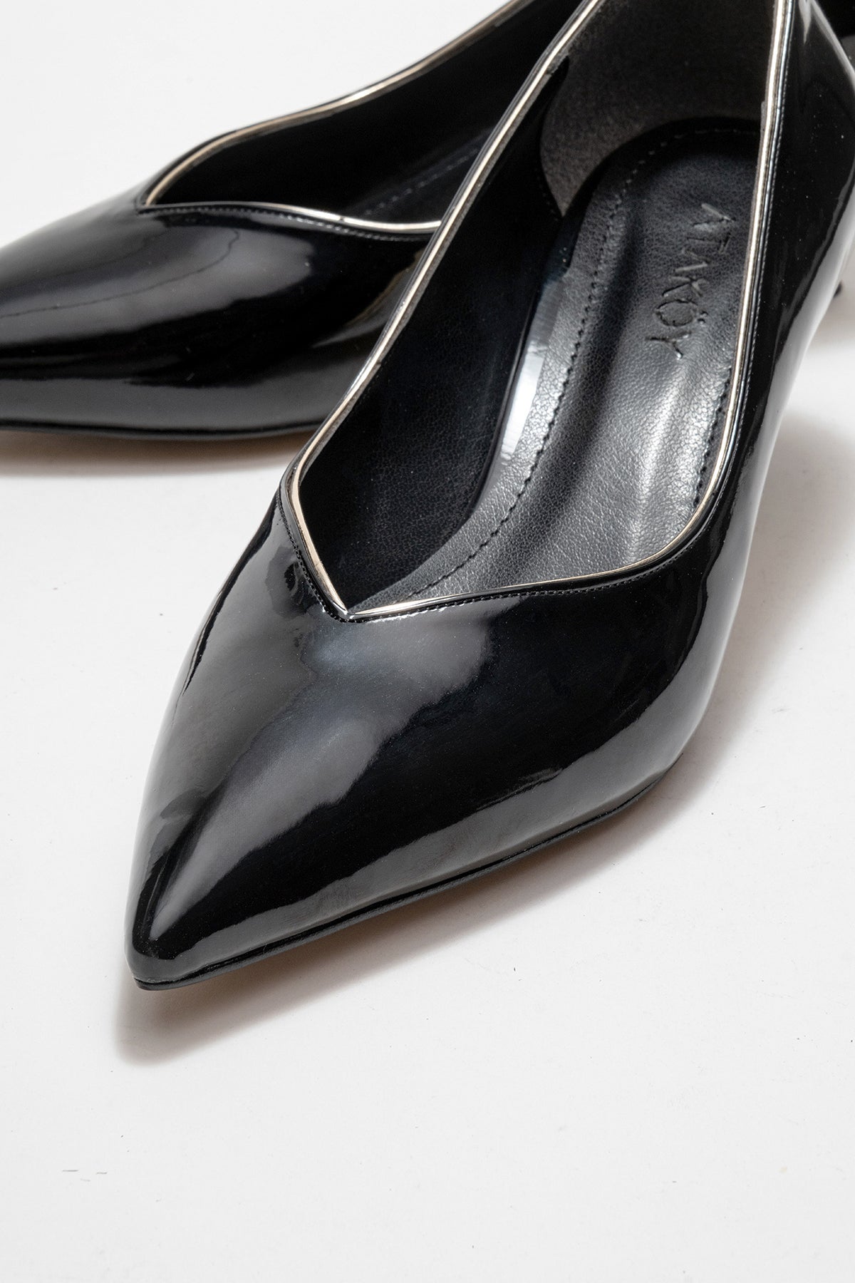 Kadın Hakiki Deri Siyah Rugan Sivri Burun 5 cm Orta İnce Topuklu Klasik Stiletto Ayakkabı Gabriella
